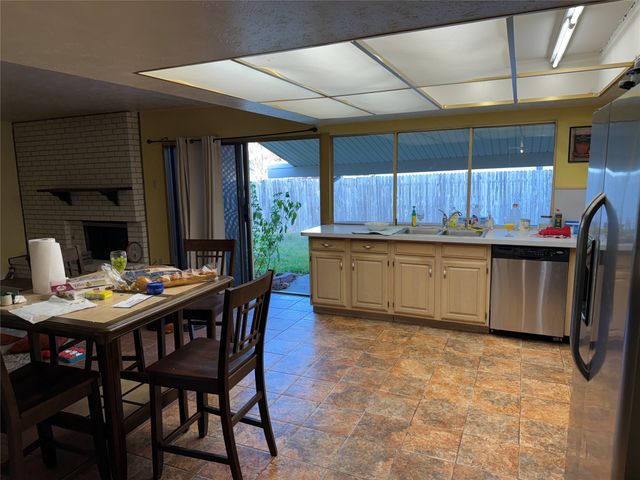 806 Pinehill Lane, Grand Prairie, TX 75052