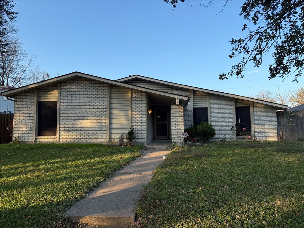 806 Pinehill Lane, Grand Prairie, TX 75052
