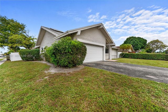 7527 SW 6th Ct, North Lauderdale, FL 33068