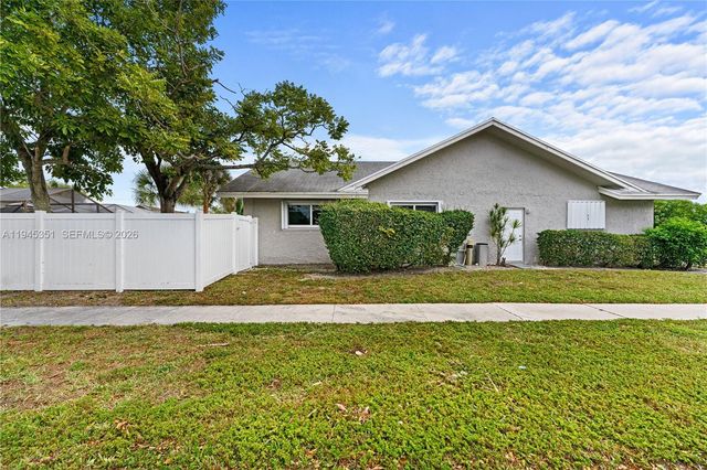 7527 SW 6th Ct, North Lauderdale, FL 33068
