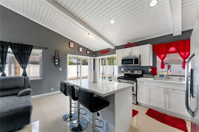 7527 SW 6th Ct, North Lauderdale, FL 33068