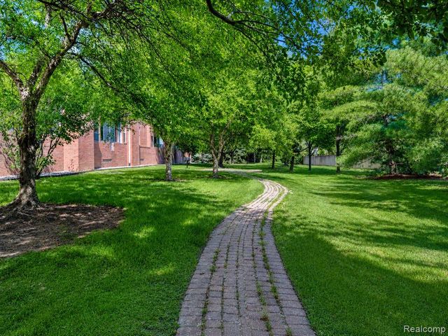 39144 Hayes Road, Clinton Township, MI 48038