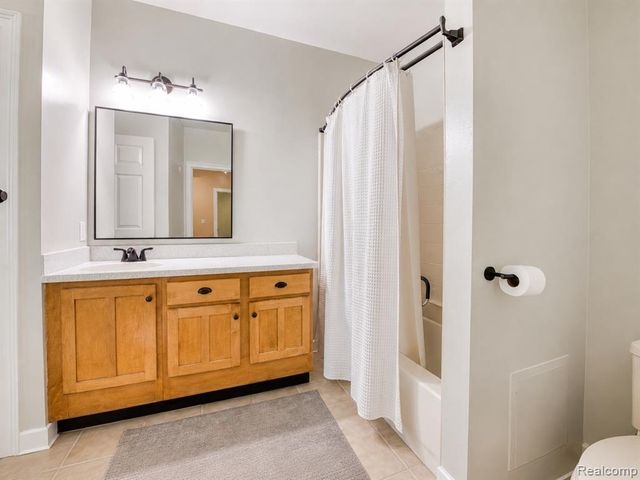 39144 Hayes Road, Clinton Township, MI 48038