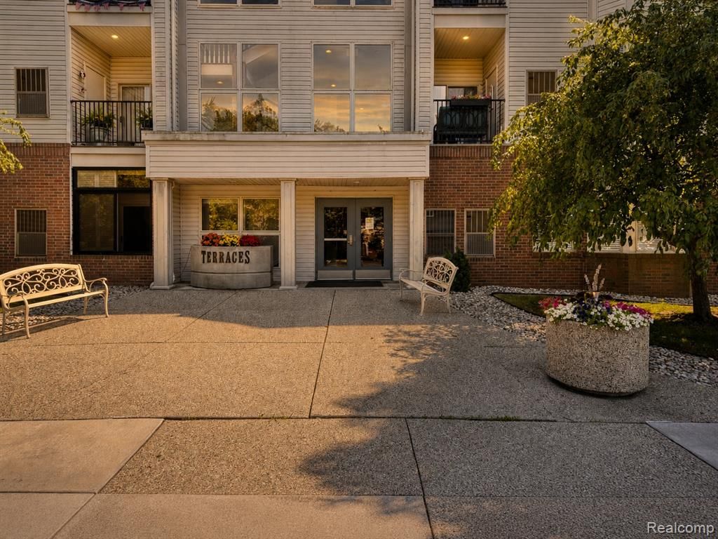 39144 Hayes Road, Clinton Township, MI 48038