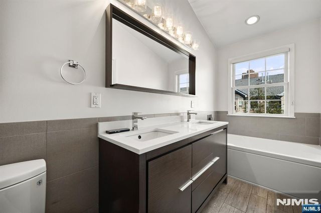 382 Kingston Court 382, West New York, NJ 07093