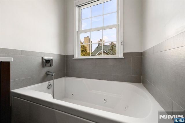382 Kingston Court 382, West New York, NJ 07093