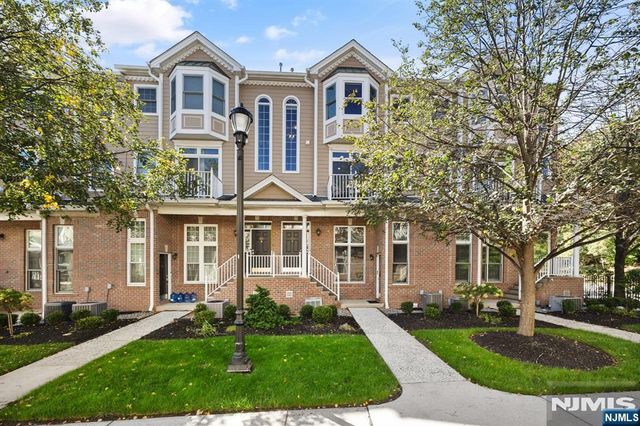 382 Kingston Court 382, West New York, NJ 07093