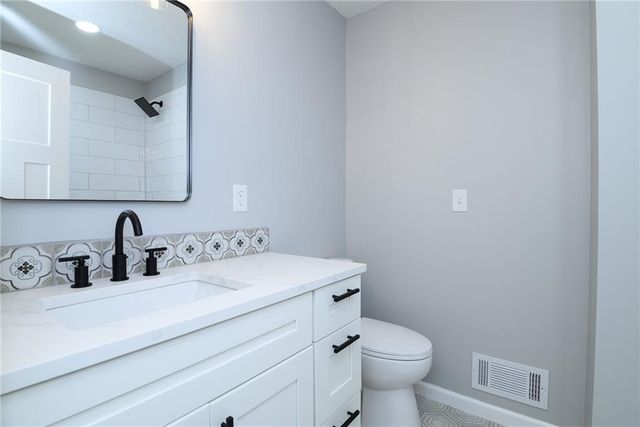 10595 Bradshaw Street, Lenexa, KS 66215