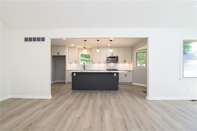 10595 Bradshaw Street, Lenexa, KS 66215