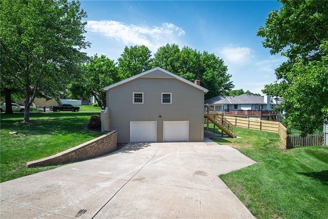 10595 Bradshaw Street, Lenexa, KS 66215