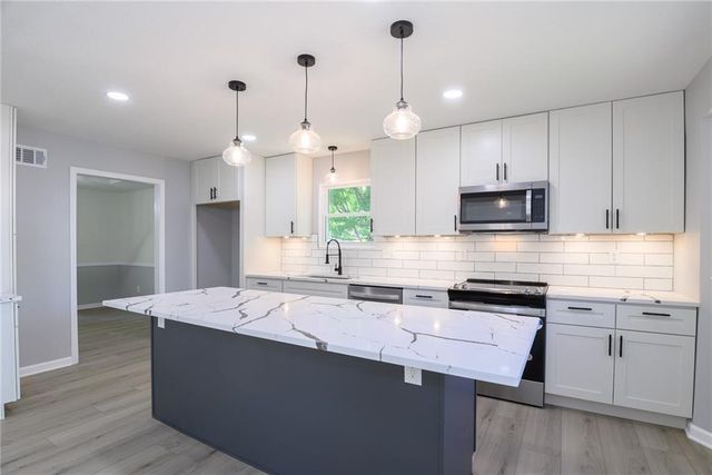 10595 Bradshaw Street, Lenexa, KS 66215