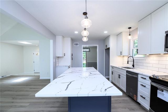 10595 Bradshaw Street, Lenexa, KS 66215