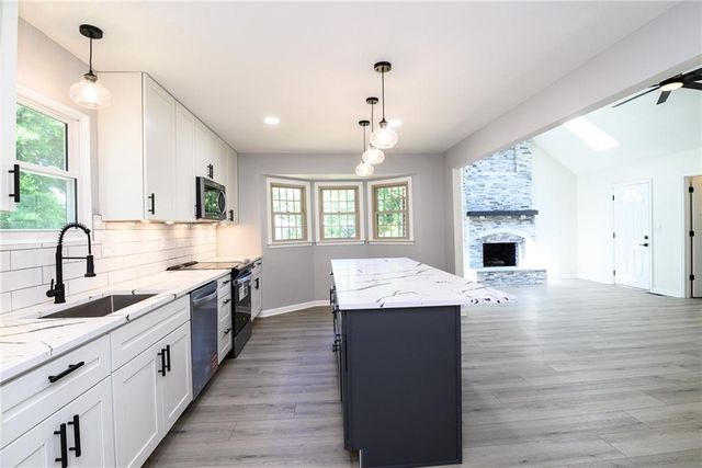 10595 Bradshaw Street, Lenexa, KS 66215