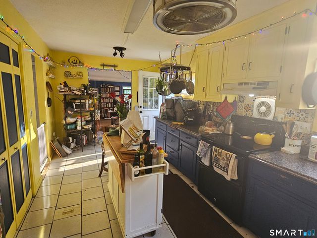 18 Chelsea Lane, Windsor, CT 06095