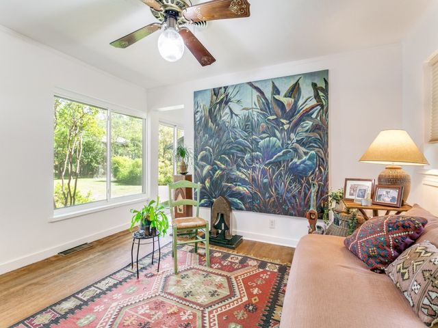 810 S Jefferson Street, Irving, TX 75060