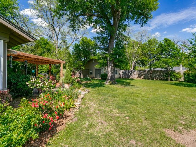 810 S Jefferson Street, Irving, TX 75060