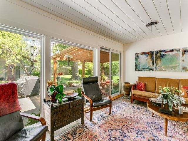 810 S Jefferson Street, Irving, TX 75060