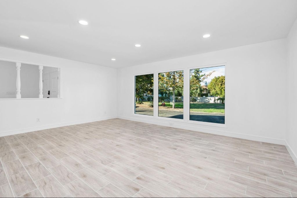 Image 7 of property listing at 5454 E Butler Avenue, Fresno, CA 93727