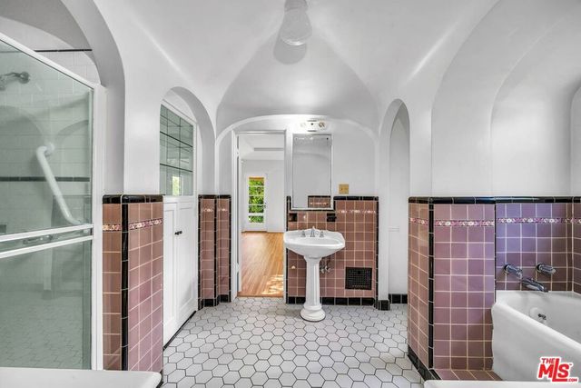 10630 Wellworth Avenue, Los Angeles, CA 90024