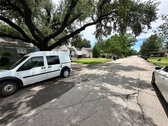 2015 Des Jardines Street, Houston, TX 77023