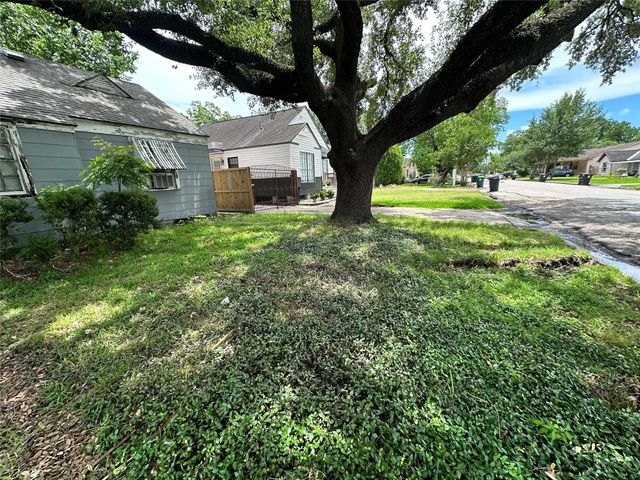 2015 Des Jardines Street, Houston, TX 77023