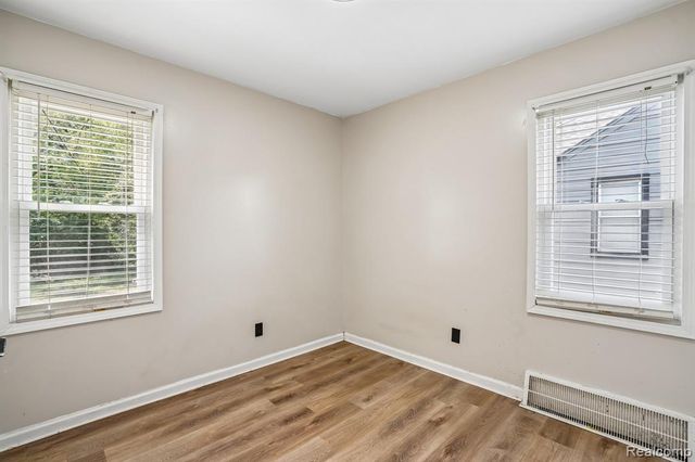 19120 Woodside Street, Harper Woods, MI 48225