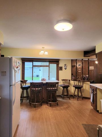 1818 Woodridge ROAD, West Bend, WI 53095