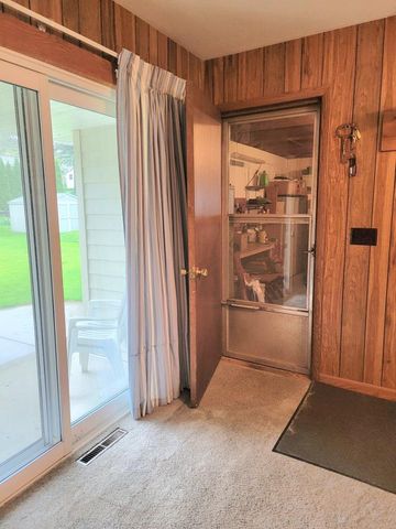 1818 Woodridge ROAD, West Bend, WI 53095