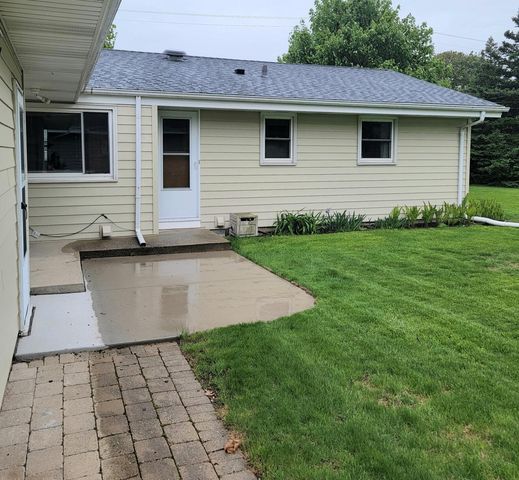 1818 Woodridge ROAD, West Bend, WI 53095