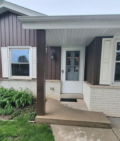 1818 Woodridge ROAD, West Bend, WI 53095