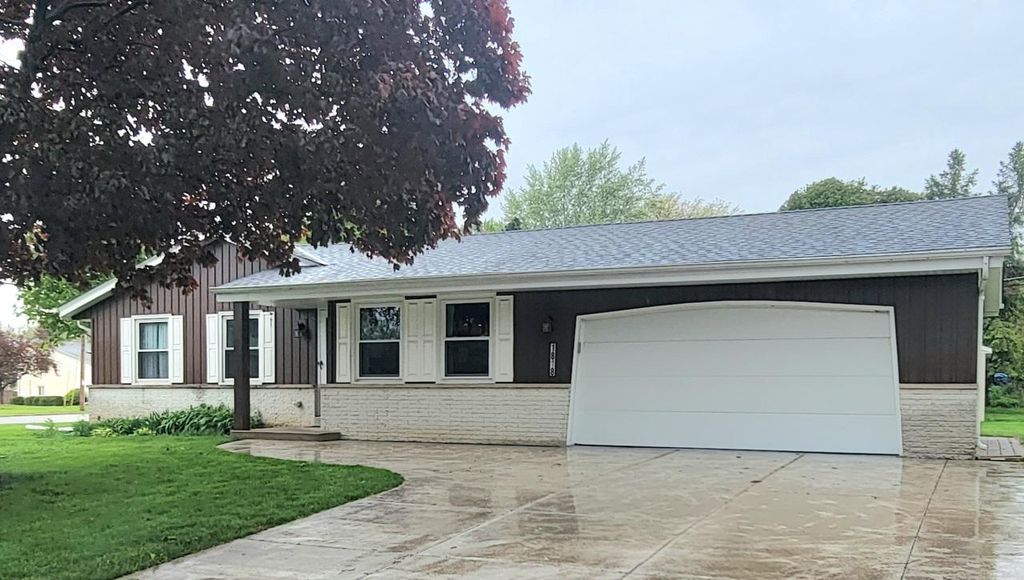 1818 Woodridge ROAD, West Bend, WI 53095