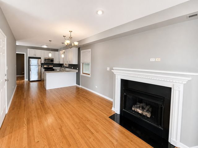 1966 W Diversey Parkway 2, Chicago, IL 60614