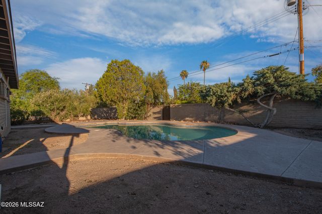 2229 W Window Rock Drive, Tucson, AZ 85745