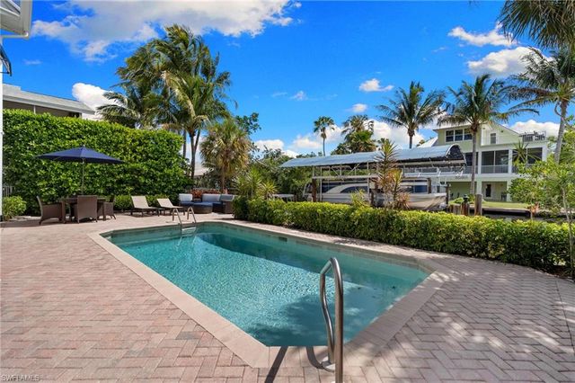 1286 Rainbow CT, Naples, FL 34110