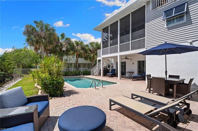 1286 Rainbow CT, Naples, FL 34110