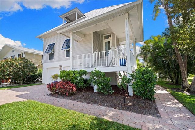 1286 Rainbow CT, Naples, FL 34110