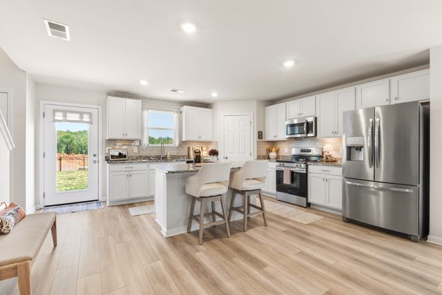 613 Cedar Brook Dr, White House, TN 37188