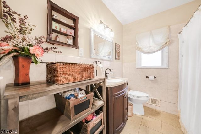 46 Barbara Dr, Pompton Lakes Boro, NJ 07442