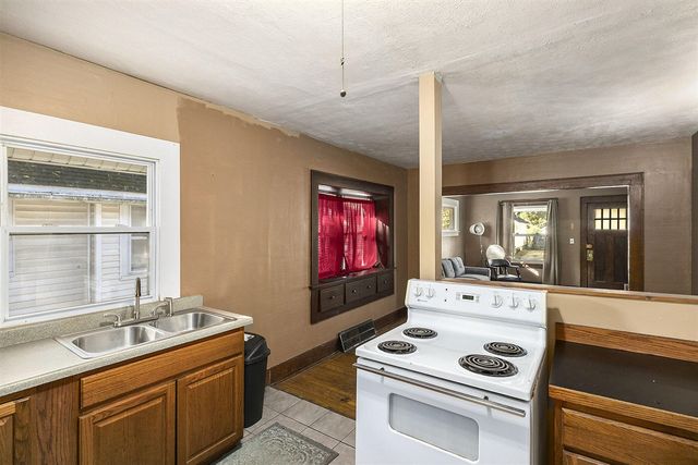 930 Mahlon Street, Lansing, MI 48906