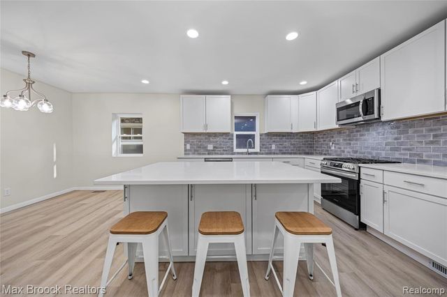 3187 Woodlawn Street, Commerce Twp, MI 48390