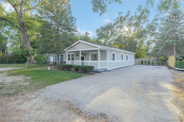 3187 Woodlawn Street, Commerce Twp, MI 48390