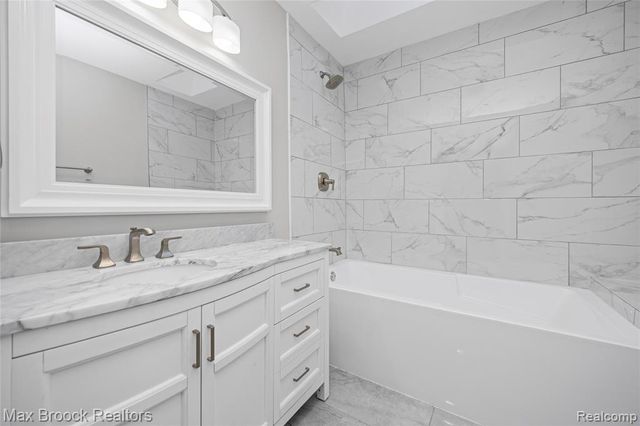 3187 Woodlawn Street, Commerce Twp, MI 48390