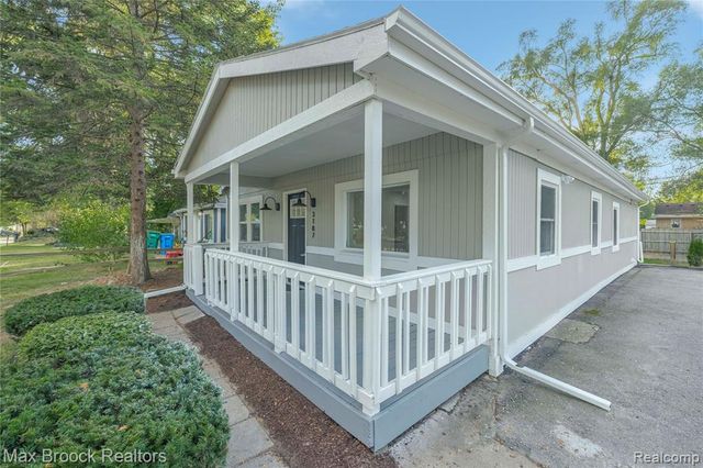 3187 Woodlawn Street, Commerce Twp, MI 48390
