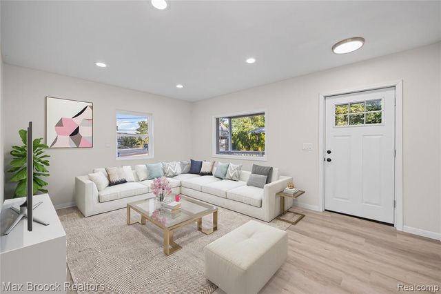 3187 Woodlawn Street, Commerce Twp, MI 48390