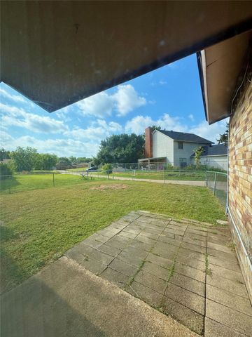 1146 Meadow Creek Drive, Lancaster, TX 75146