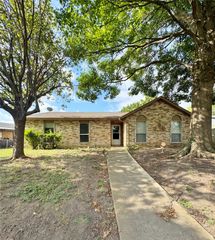1146 Meadow Creek Drive, Lancaster, TX 75146