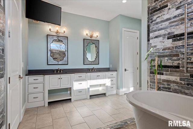 1909 FIELDSTONE Court, Chatham, IL 62629