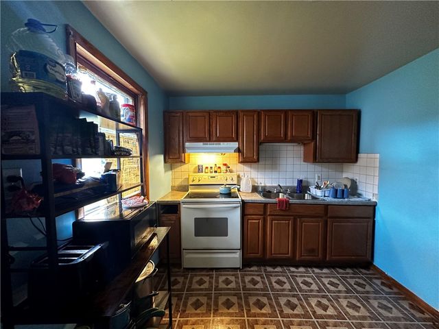 606 Chestnut St, New Castle, PA 16101