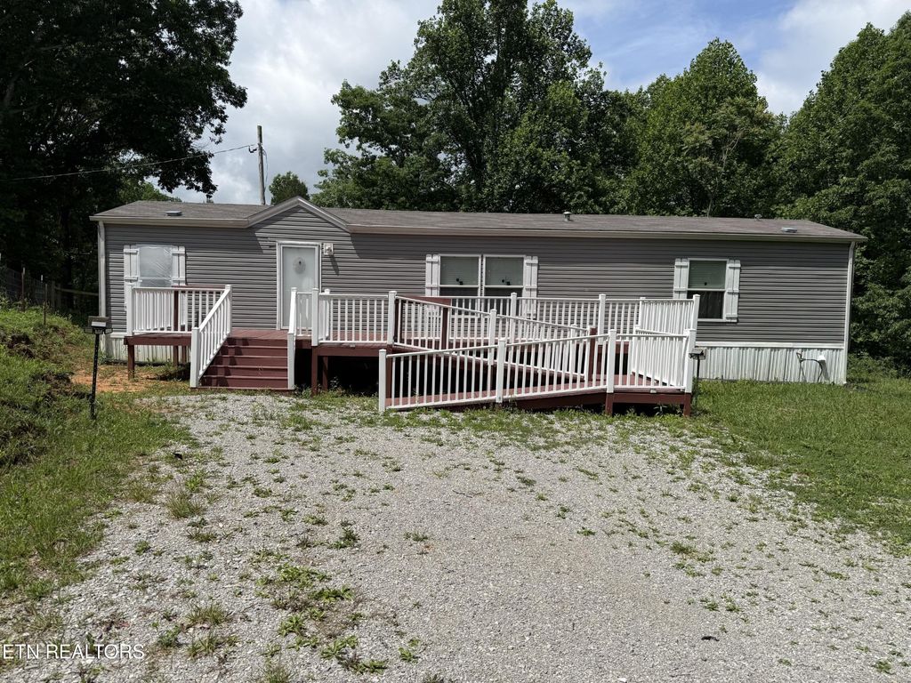1366 Pearl Hinds Rd, Jamestown, TN 38556