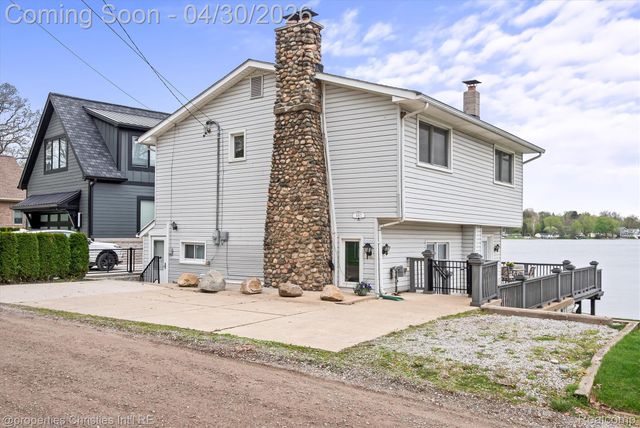 11417 N Shore Drive, Green Oak Township, MI 48189